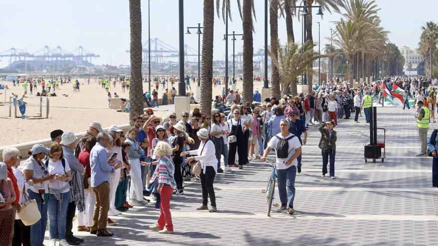 La Plataforma Valencia con Palestina hace una cadena humana para &quot;parar&quot; la guerra en Gaza