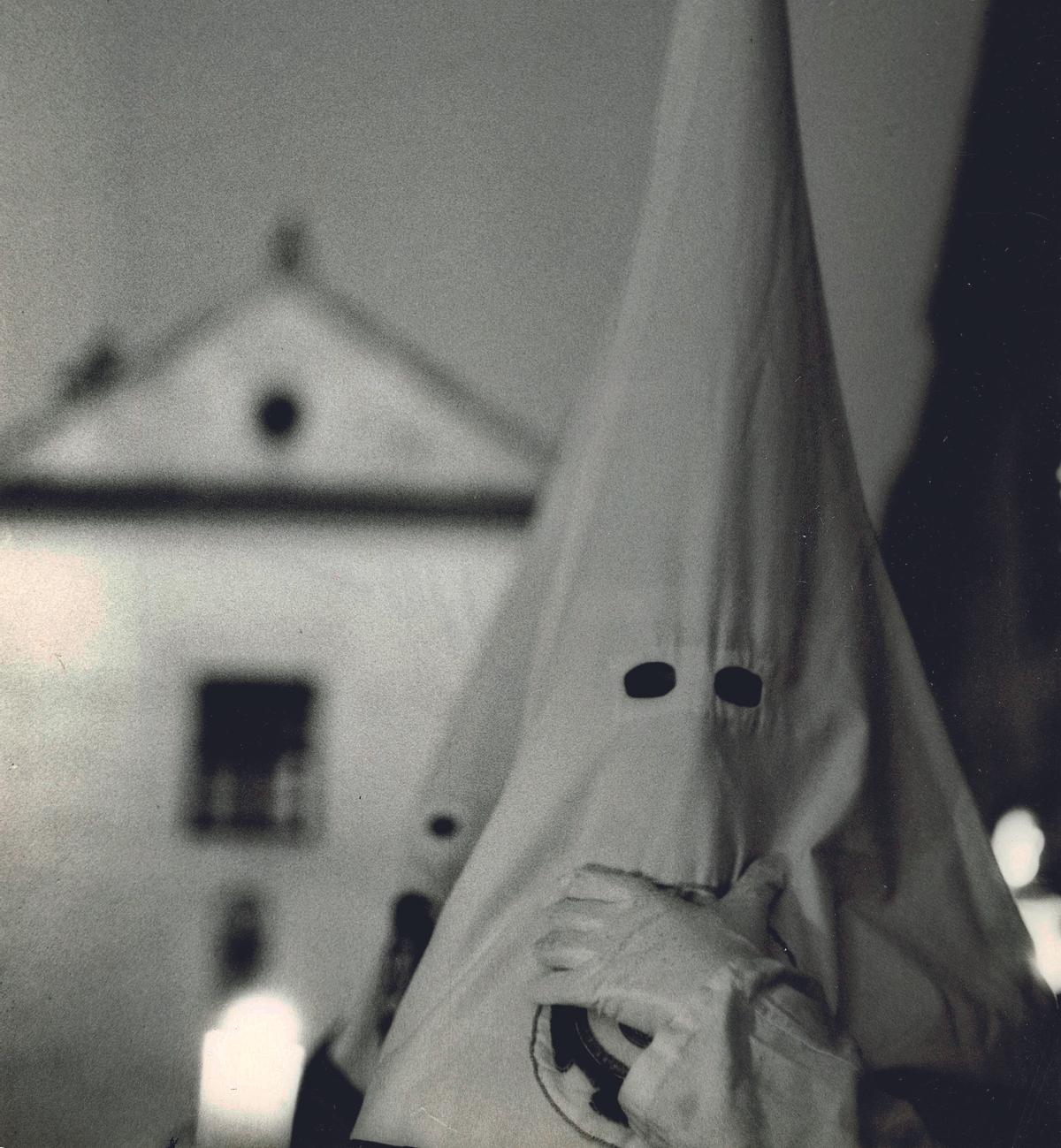 La solemnidad de un nazareno de La Paz al atardecer de Capuchinos.