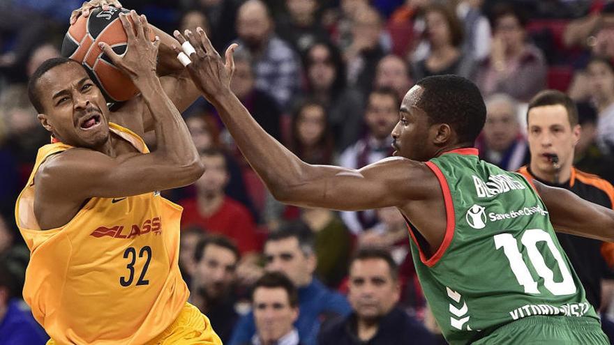 Renfroe, del Barça, lucha por el balón con Beaubois del Baskonia.