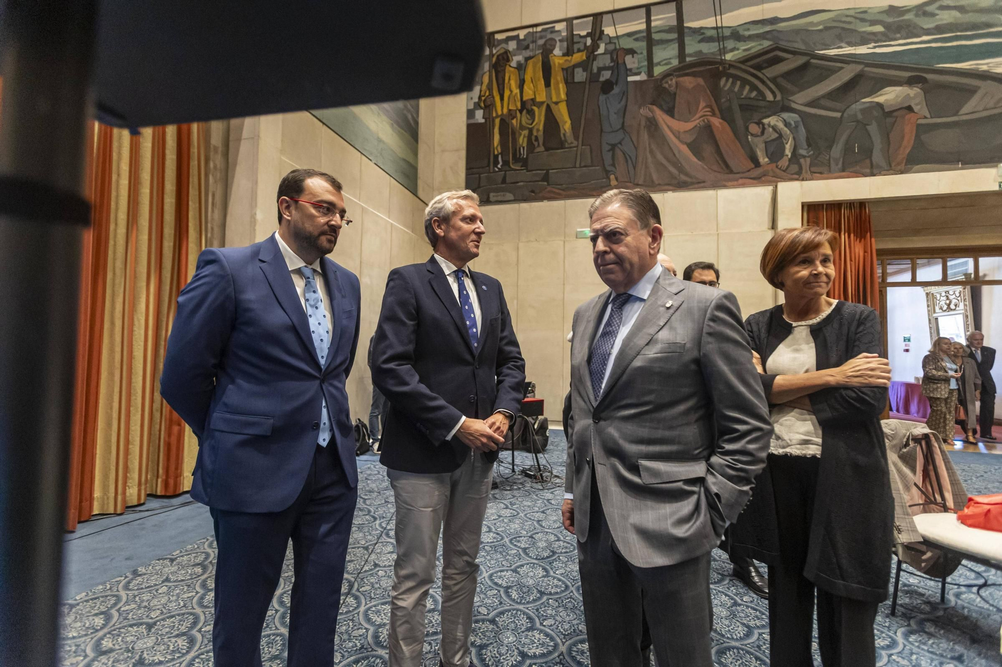 La Asociación Día de Galicia en Asturias entrega su medalla de oro a Adrián Barbón y Carmen Moriyón