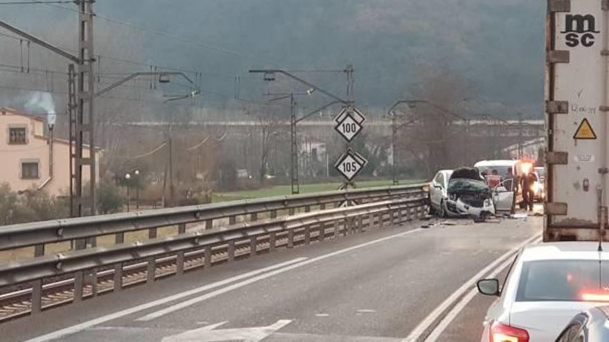 El vehicle accidentat i cues a la C-66 a causa dels fets.