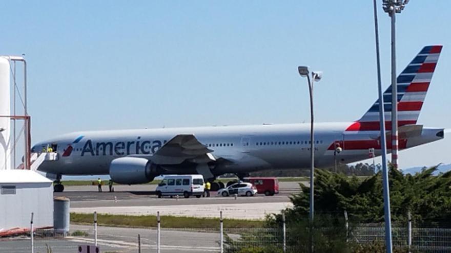 Inspeccionan en Santiago el avión desviado tras detectar avería sobre el Atlántico