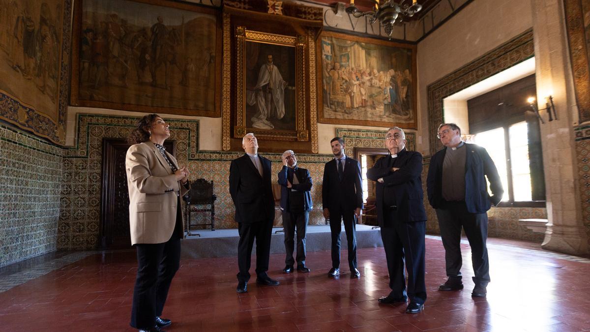 Arturo Sosa, general de la Compañía de Jesús, con autoridades y la directora del Palau, durante su visita.