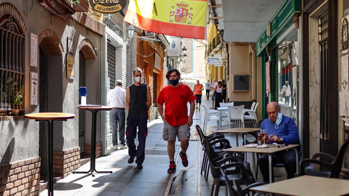 Terrazas en una calle del centro de Badajoz.