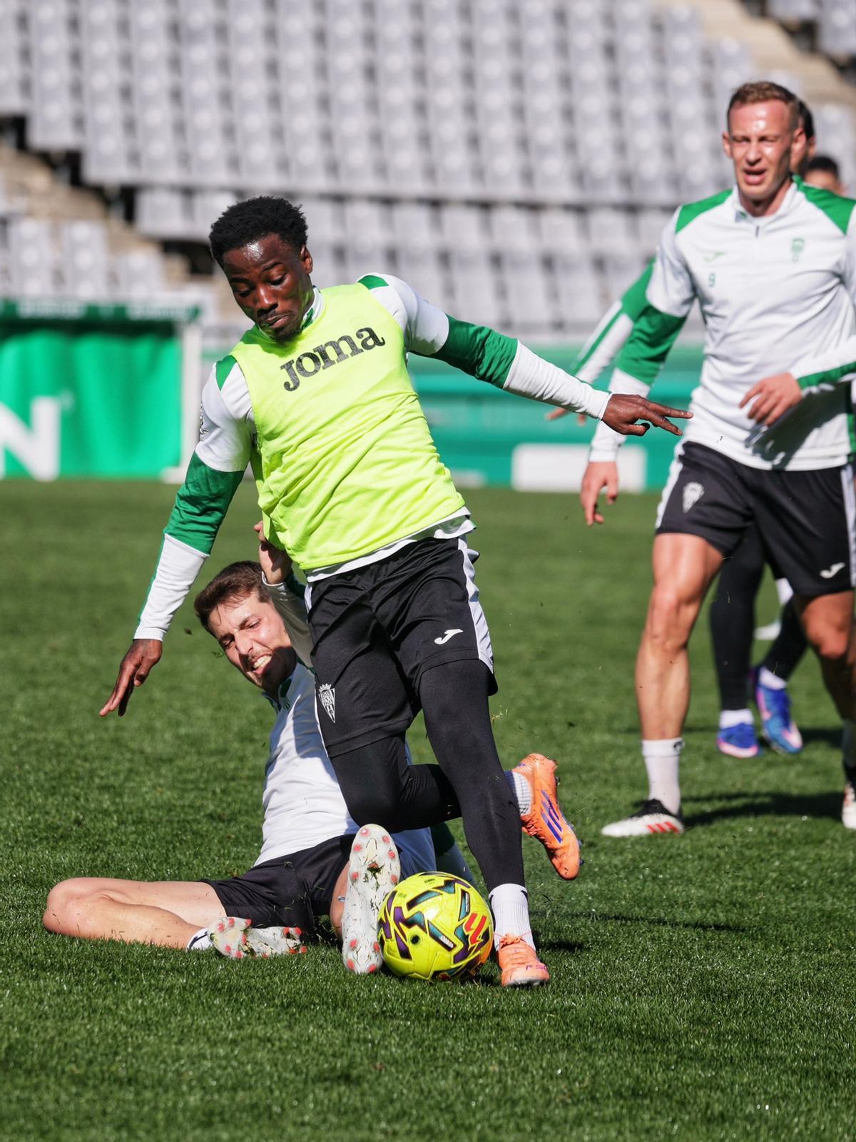 Adilson Mendes y Pedro Ortiz pungan por el esférico durante un entrenamiento previo a la visita al Ceuta.