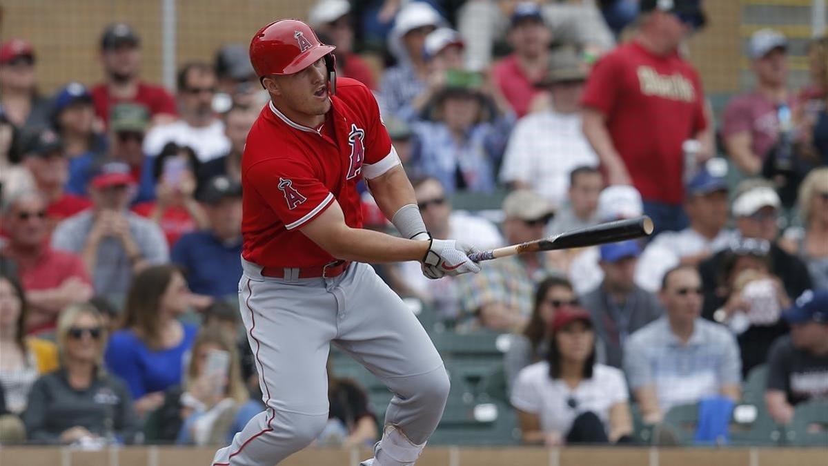 Mike Trout, bateando contra Arizona.