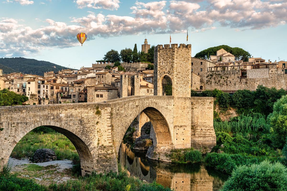 El pueblo de Cataluña con el puente más bonito de España y un importante monasterio