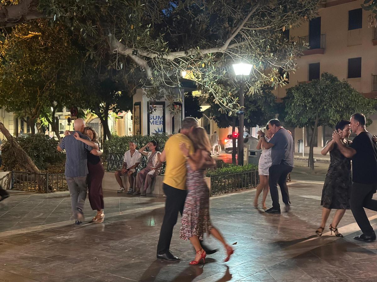 Varias parejas se reúnen en la Plaza del Museo para compartir tandas de Tango.