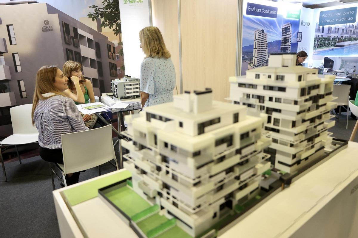 Una mujer se interesa por una promoción de viviendas en la ciudad de Murcia en la feria Reside 2025.