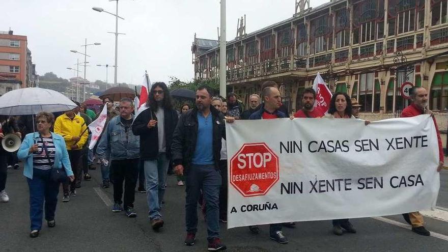 Los manifestantes, ayer, en la avenida principal de la villa.