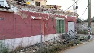 Una de las viviendas expropiadas de la calle Aragó sufre el derribo parcial del terrado