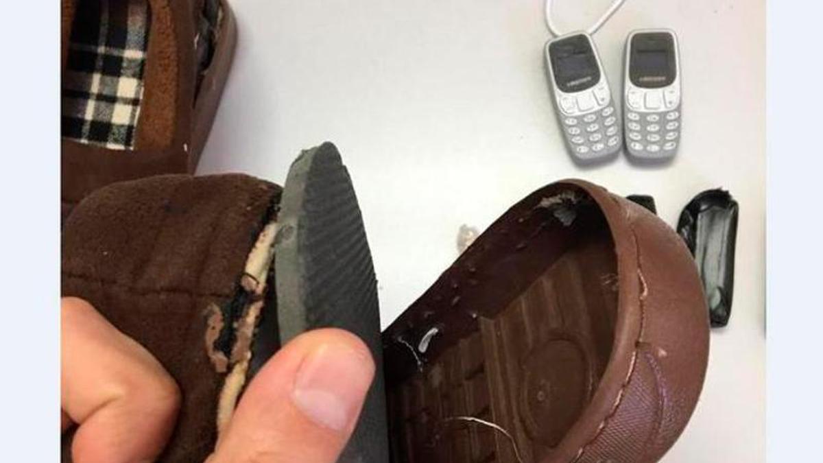 Los móviles venían ocultos en las suelas de estos zapatos y se requsiaron