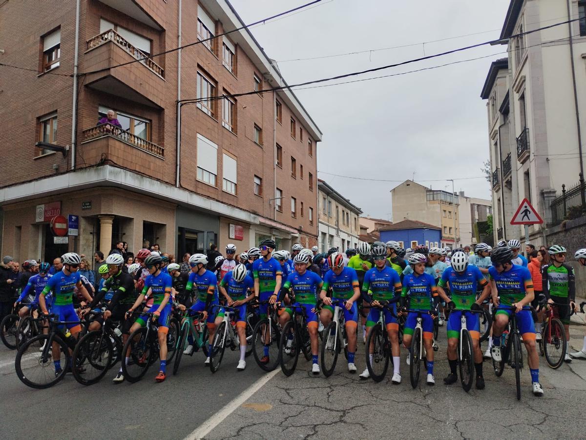 La salida del Trofeo Santiago y Santa Ana de ciclismo en Grado, en imágenes La salida del Trofeo Santiago y Santa Ana de ciclismo en Grado, en imágenes
