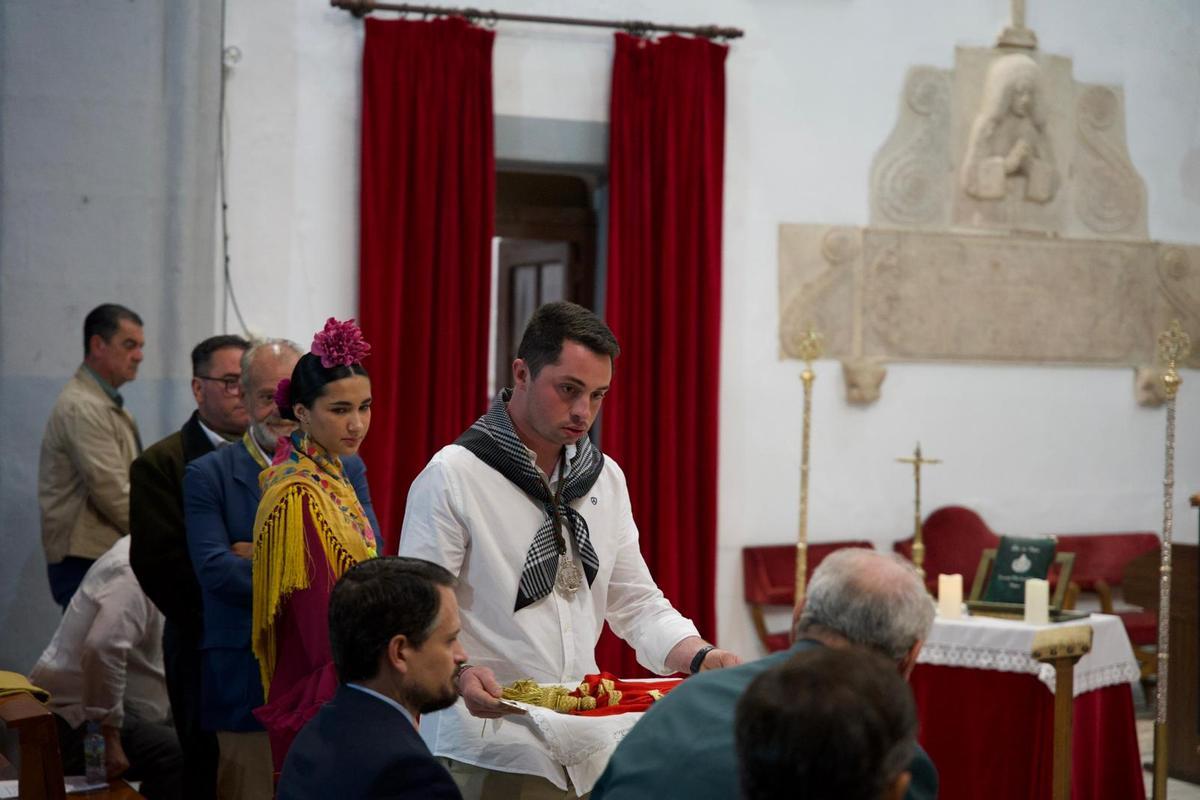 Entrega del fajín a la Hermandad del Rocío