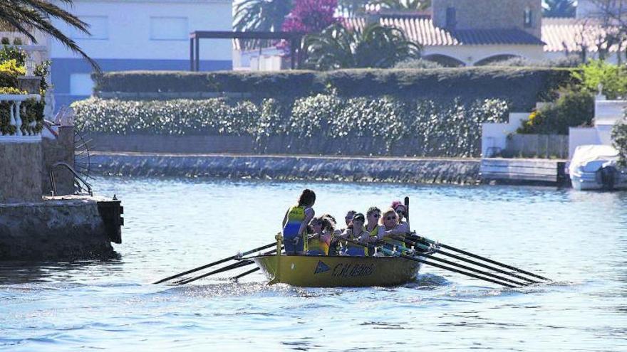 Imatge d’una regata pels canals d’Empuriabrava en una imatge d’arxiu. | GERARD BLANCHÉ