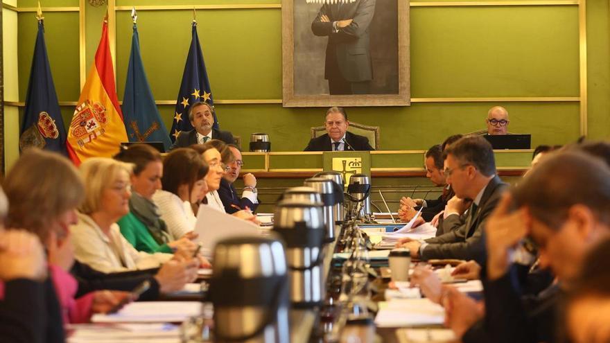 La ironía de Canteli ante las preguntas de Vox sobre su coche oficial: «No es cómodo atrás, pero usted no lo va a comprobar porque nunca va a gobernar»