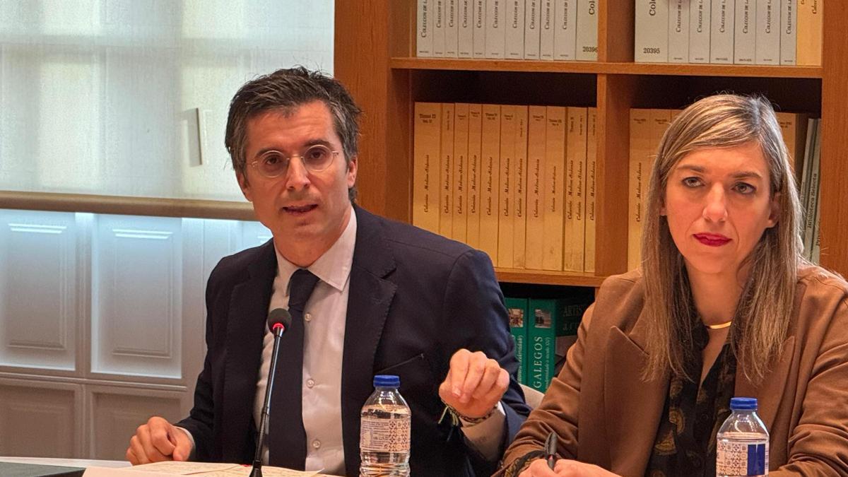 Os concelleiros do PP de Santiago, Borja Verea e María Baleato, durante un pleno