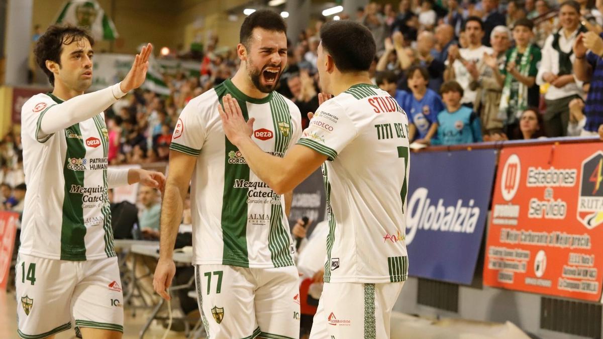 Del Moral, Juanan y Del Rey celebran un gol.