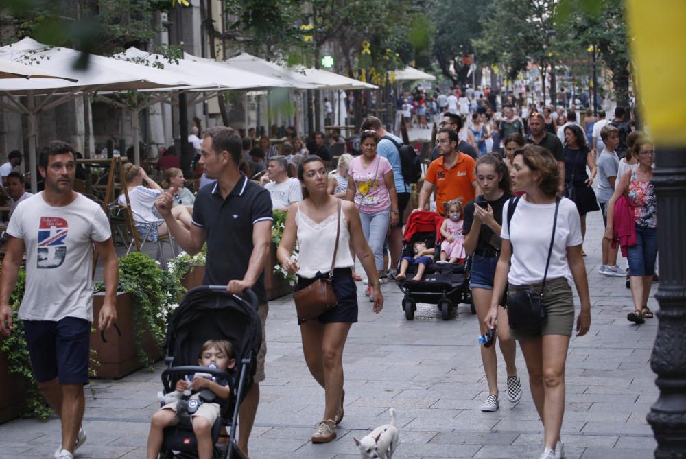 El mal temps omple la ciutat de Girona de turistes