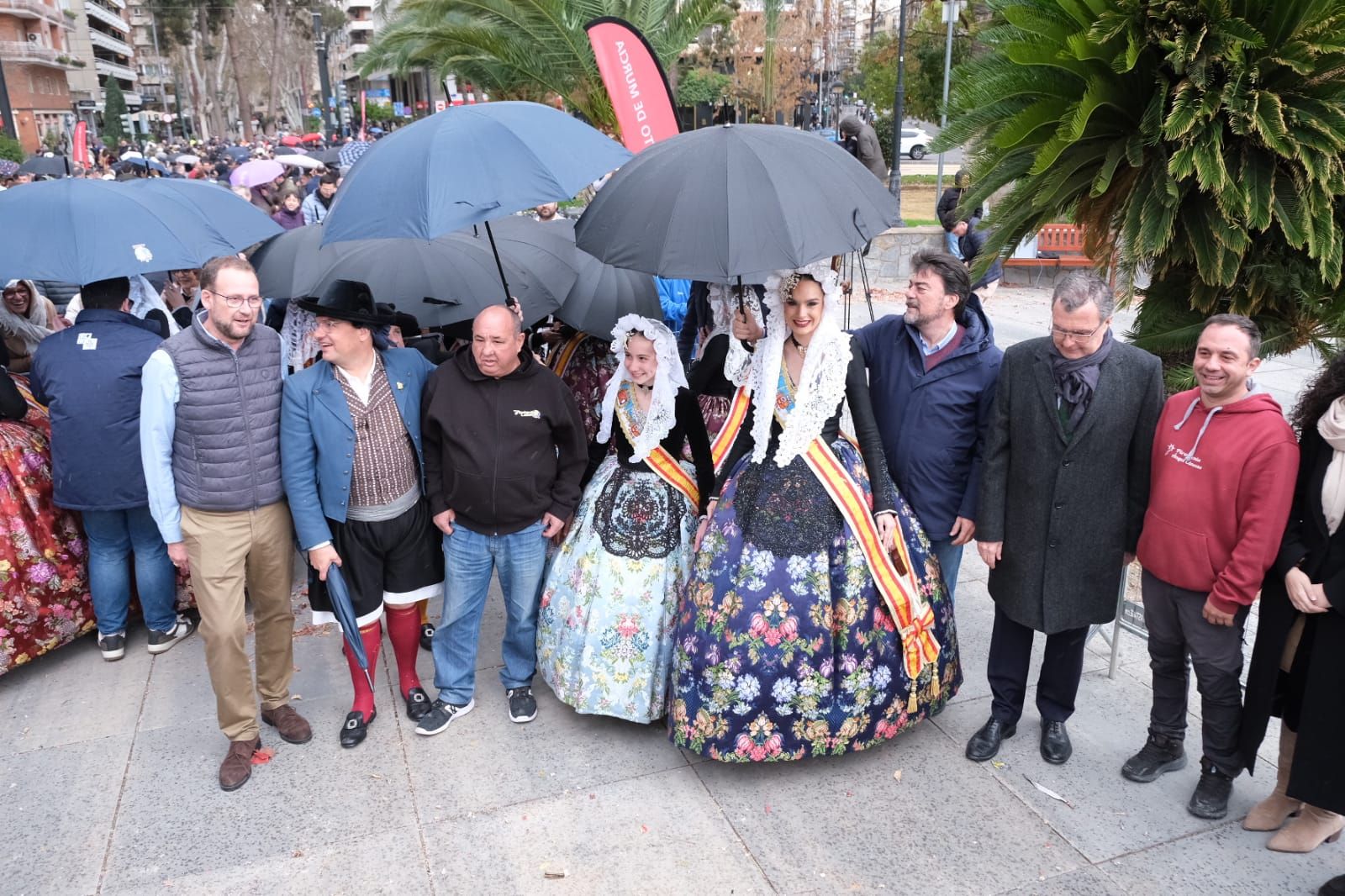 Las candidatas a Bellea del Foc viven una Mascletá pasada por agua en Murcia