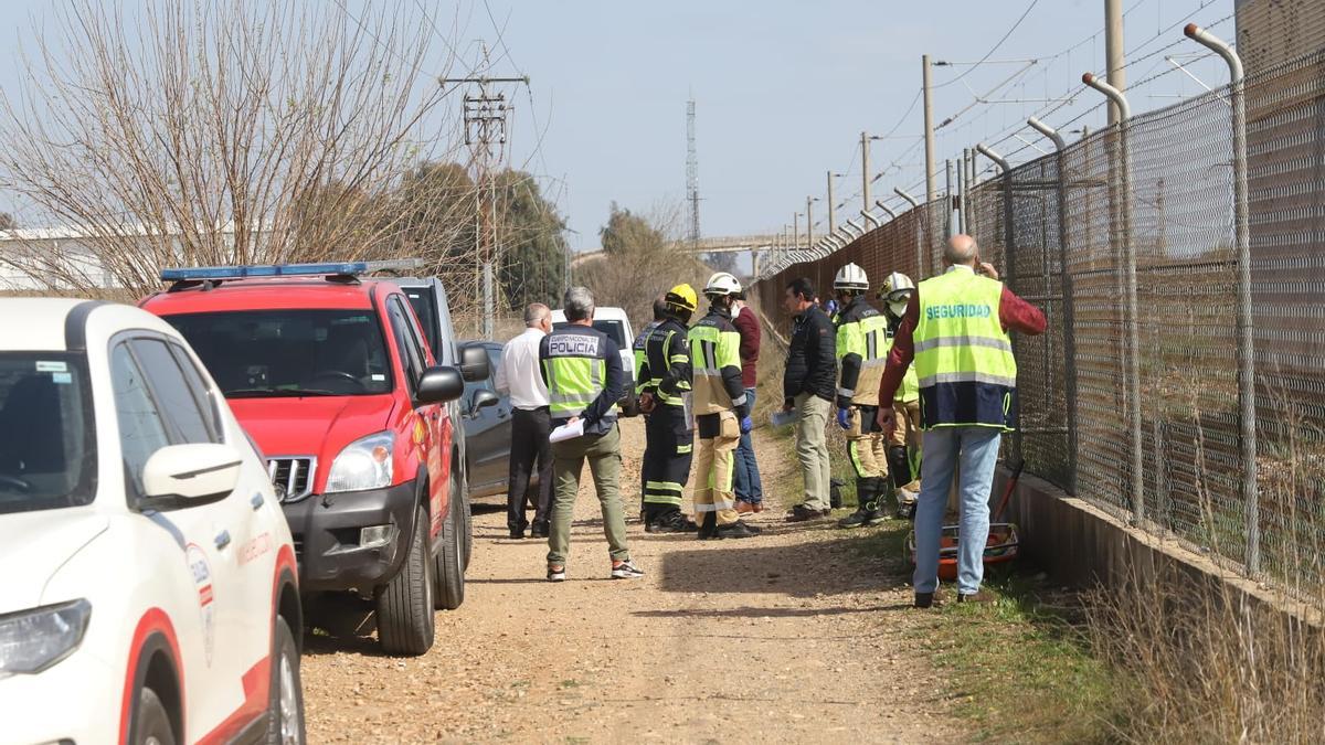 Policía y bomberos, junto a las vías, en el lugar del suceso.