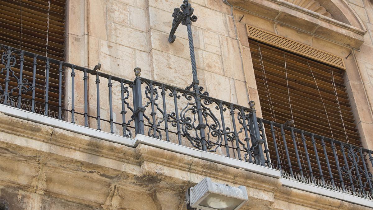 Detalle de la fachada del Ayuntamiento de Castelló.