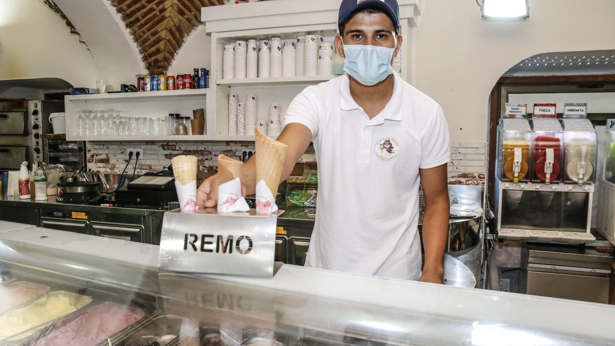 Darwin Hernández, empleado de la Heladería Remo.