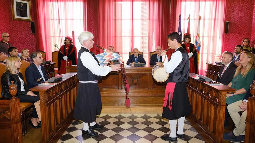 &#039;Xeremiers&#039; y &#039;macers&#039; en el pleno extraordinario para proclamar al nuevo hijo ilustre &#039;llucmajorer&#039;.