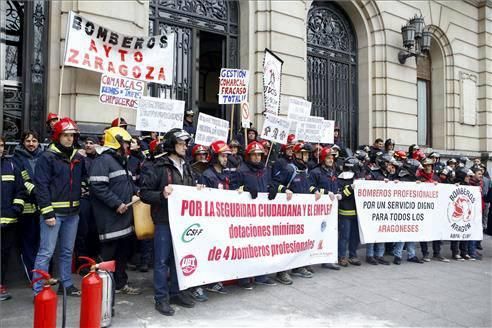 Concentración de bomberos en Zaragoza