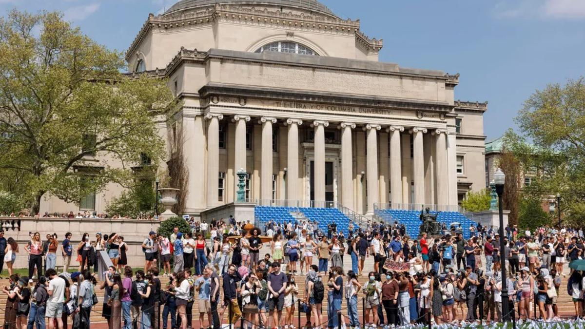 Estudiantes pro Palestina protestan en el campus de la Universidad de Columbia, en Nueva York.