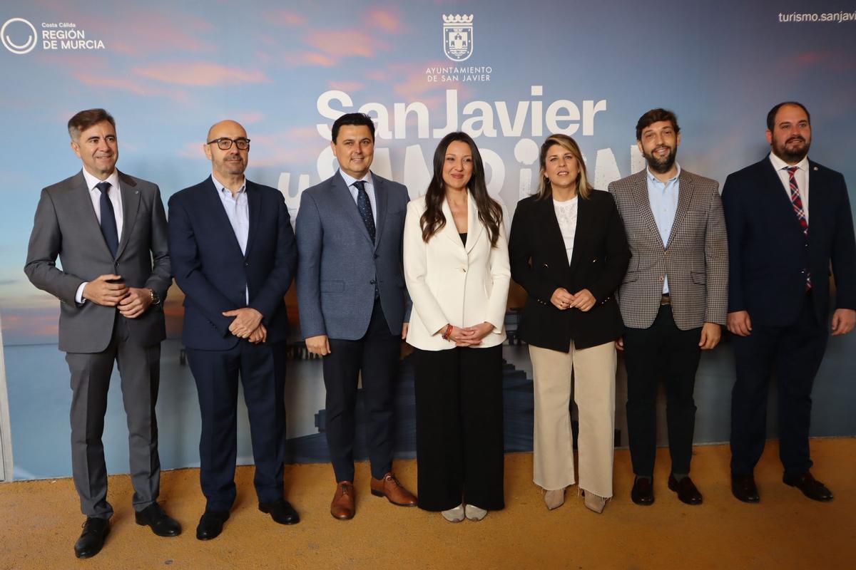 Autoridades que asistieron al evento organizado por Hostetur, este viernes.