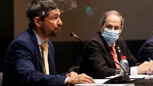 GRAFCAT9301. BARCELONA (ESPAÑA), 10/07/2020.- El presidente de la Generalitat, Quim Torra (i), atiende a la intervención del presidente de la Cambra de Barcelona, Joan Canadell (d) durante el acto de presentación de la ’Memoria Económica de Cataluña 2019’, documento de la entidad que hace balance de la economía catalana a lo largo del último ejercicio y que en esta ocasión incluye un monográfico sobre infraestructuras.