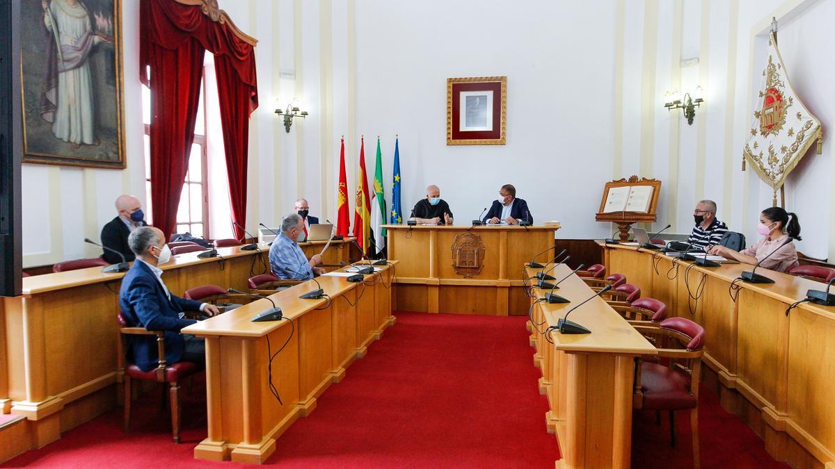 Reunión del Consejo Eulaliense, ayer, en el salón de plenos del ayuntamiento.