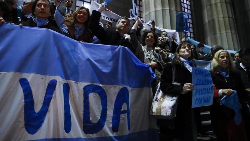 Argentina debate entre fuertes tensiones si legaliza el aborto