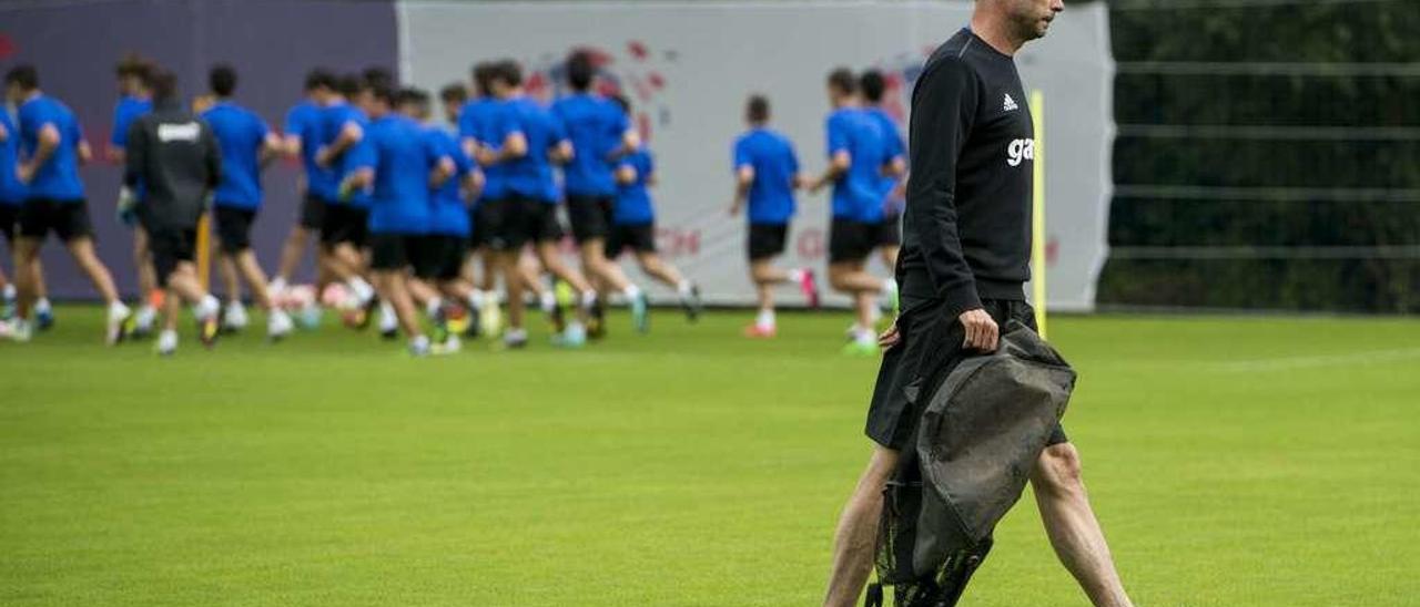 Hierro, en El Requexón, con los futbolistas al fondo.