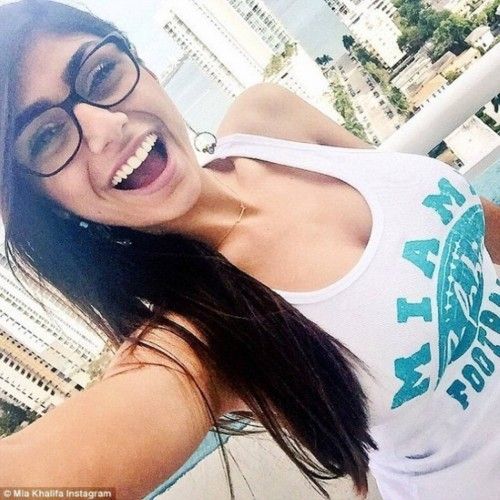 Mia Khalifa, la estrella del porno acosada por un NFL