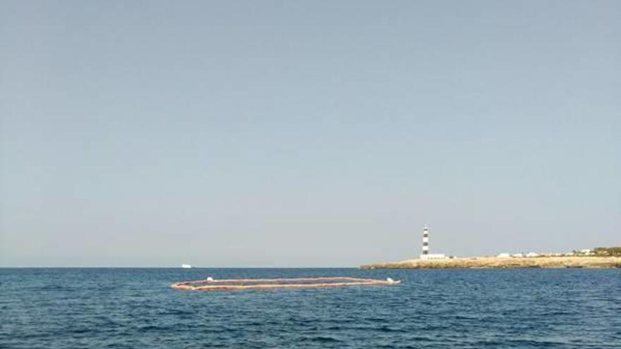 Cala en Bosch en Ciutadella continúa cerrada por una fuga de aceite refrigerante