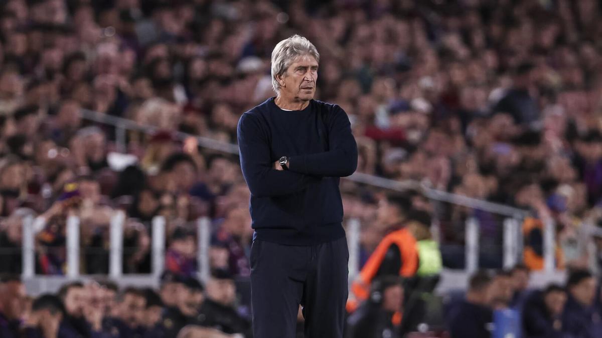 Manuel Pellegrini, durante el Barça-Betis de Liga en el Camp Nou