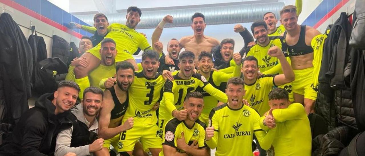 Los jugadores del Zamora CF celebran su última  victoria ante Bergantiños. | ZCF