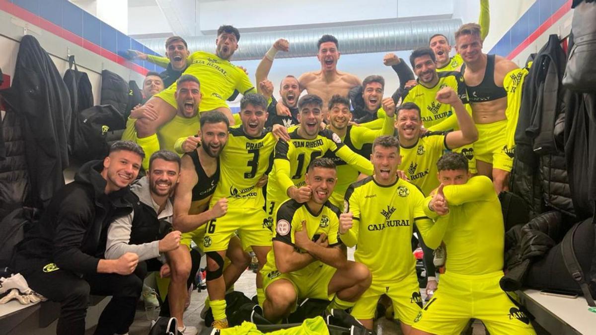 Los jugadores del Zamora CF celebran su última  victoria ante Bergantiños. | ZCF