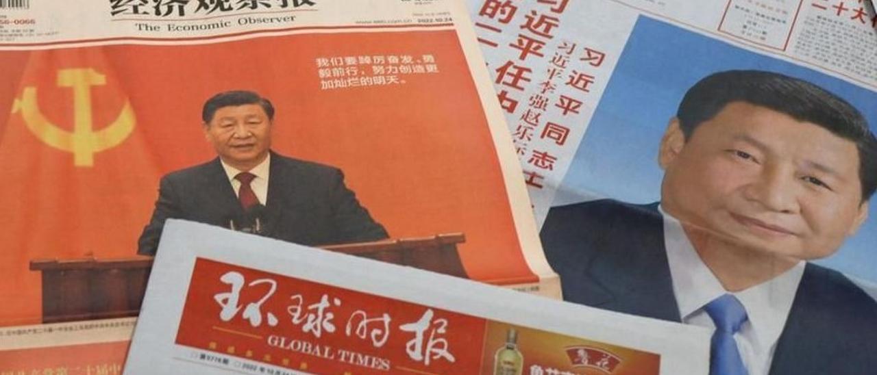 Periódicos chinos con la imagen de Xi Jinping, recién reelegido líder del Partido Comunista de China.