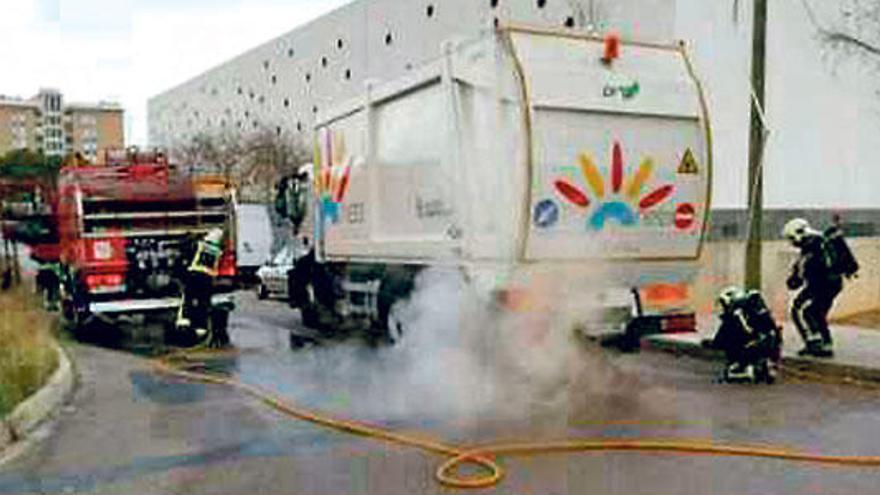 Fuego en un camión del servicio de limpieza de Calvià