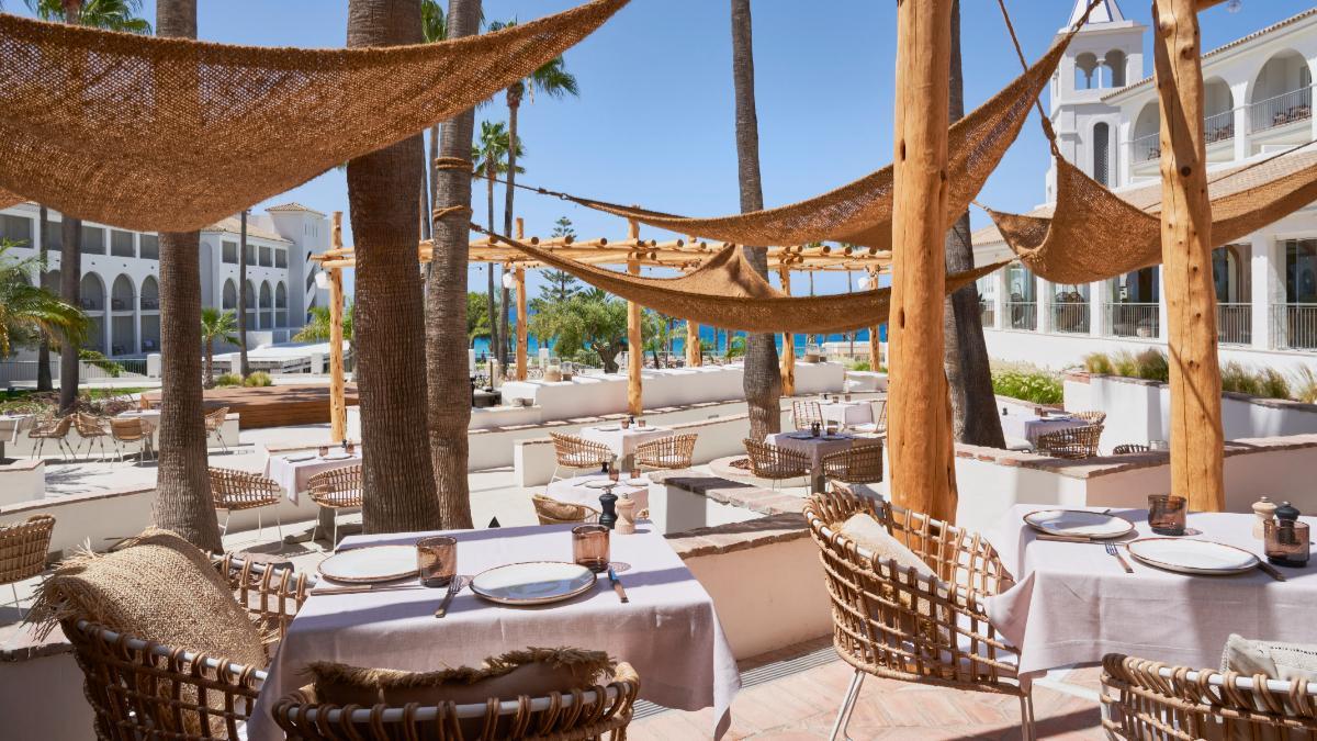 Las zonas comunes de DAIA Slow Beach Hotel Conil, diseñadas para favorecer la desconexión y una relación más pausada con el destino.