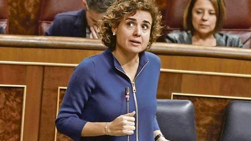 La ministra de Sanidad, Dolors Montserrat, en un pleno en el Congreso.