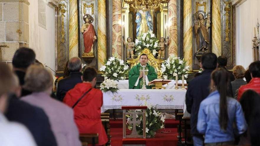 Alejandro Bautista ofició ayer su primera misa como sacerdote de Vila de Cruces. // Bernabé/Javier Lalín