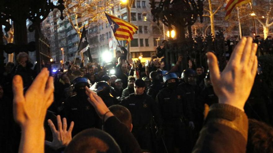 Cops de porra i moments de tensió entre els Mossos i els manifestants