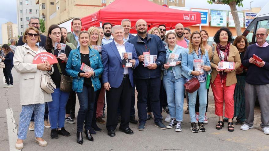 El secretario del PSRM, Pepe Vélez, con su equipo ayer en Cartagena.  | PSOE