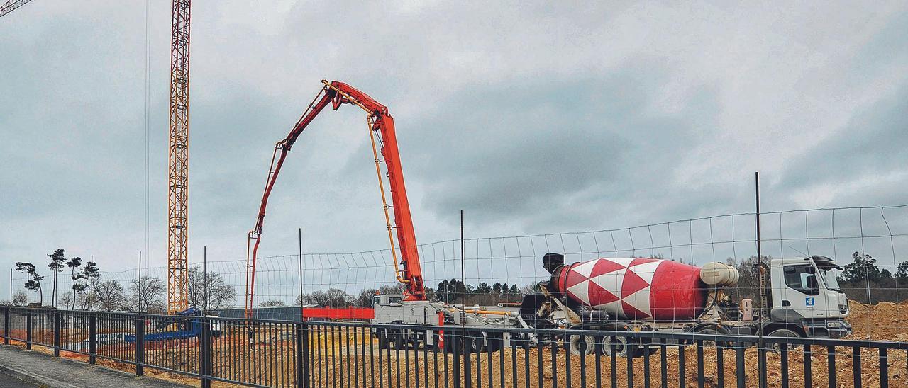 Construcción de la nueva nave de Nudesa en el polígono de Silleda. |   // BERNABÉ/ JAVIER LALÍN