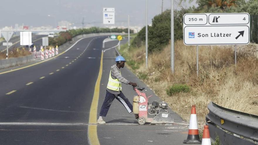 Un operario trabaja en obras de la carretera de Manacor junto a la salida de Son Llàtzer.