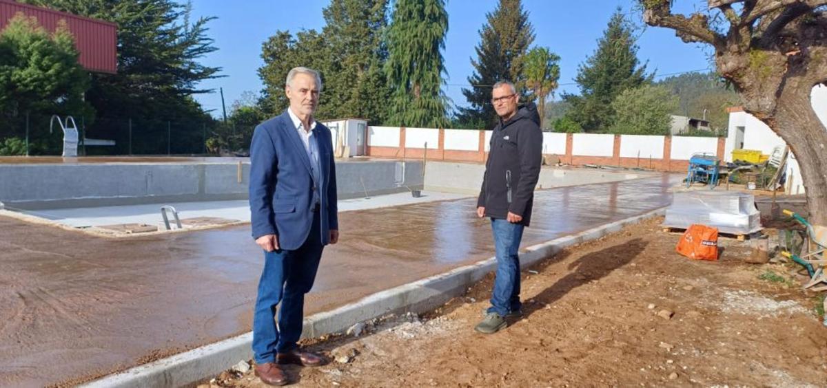 Luis Taboada y Juan Carlos Rodríguez, junto a la piscina en obras. |